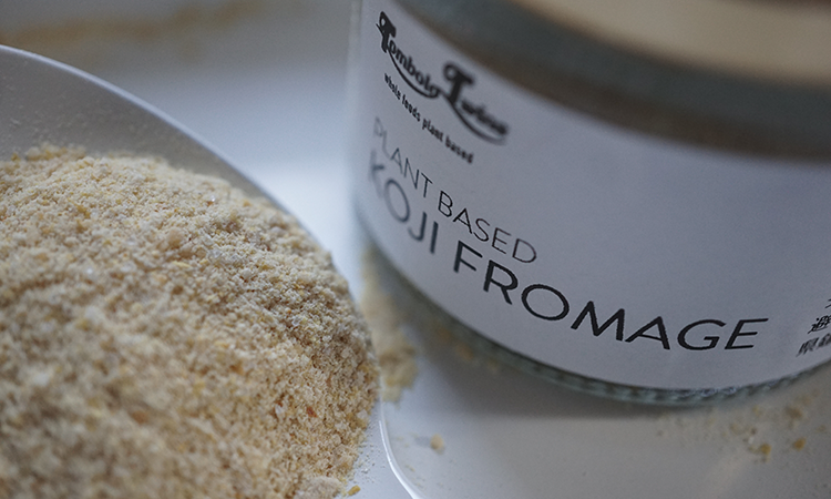 <div class='lum-box'><h4 class='fontColor_blue lum-font-size'>プラントベース調味料①：KOJI FROMAGE</h4></div><div class='lum-font-cnt'>発酵ひよこ豆を使った粉チーズ風の調味料。糖度50度の天然のコク・高タンパク質・究極クリーンラベル・常温保存可能。</div>