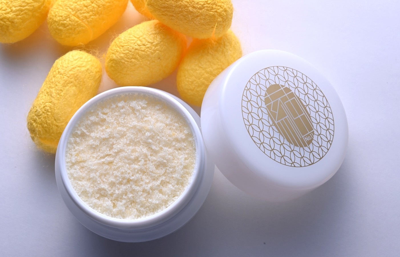 <div class='lum-box'><h4 class='fontColor_blue lum-font-size'>MAYURO 金繭シュガーモイッシュ</h4></div><div class='lum-font-cnt'>デリケートゾーン用の洗浄・保湿ケア。希少な金繭由来のうるおい成分と北海道産甜菜糖を基盤に、粘膜にやさしい素材のみで設計しました。界面活性剤、鉱物油、アルコール、合成香料・着色料・防腐剤不使用の世界唯一・新発想【整える】フェムケアです。</div>