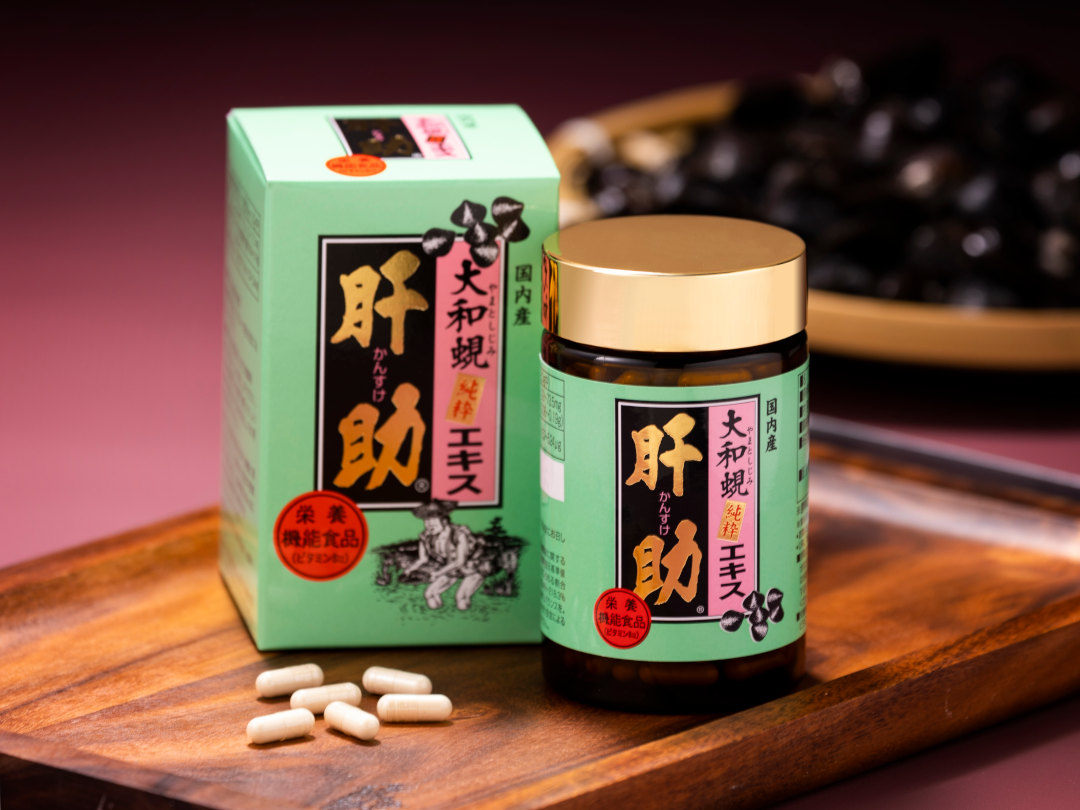 <div class='lum-box'><h4 class='fontColor_blue lum-font-size'>大和蜆純粋エキス肝助</h4></div><div class='lum-font-cnt'>大和しじみの煮汁を独自の製法により乾燥・粉末化して植物由来のカプセルに詰めた100％ピュアなしじみエキスです。安心安全の国産原料、国内加工。お酒の好きな方の健康管理に。中高年の方々の健康維持・栄養補給に。食事の不規則がちな方の栄養補給に。健康や美容を心がけている方々に。ご家族の健康を気づかう方に。</div>