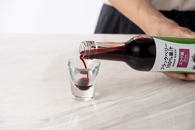 <div class='lum-box'><h4 class='fontColor_blue lum-font-size'>ブラックベリー100％果汁</h4></div><div class='lum-font-cnt'>「エラグ酸」を多く含む、青森県産のブラックベリーをまるごとギュッと絞った100%果汁です。
「ブラックベリー100％果汁」は、完熟したブラックベリーの甘み、すっきりした酸味、コクのある深い味わいが特徴となっています。</div>