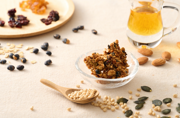 <div class='lum-box'><h4 class='fontColor_blue lum-font-size'>SOY Concept  zakuno-ra （ザクノーラ）</h4></div><div class='lum-font-cnt'>1袋40g当たり、たんぱく質約7.5g、食物繊維約7g、鉄分約5mg配合したザクザク食感のグラノーラ。ヴァローナ社のカカオパウダーや有機ドライフルーツを使用するなど素材にこだわった罪悪感の無い商品です。味はプレーンとカカオの2種がありOEMではお好みの味に仕上げる事も可能です</div>