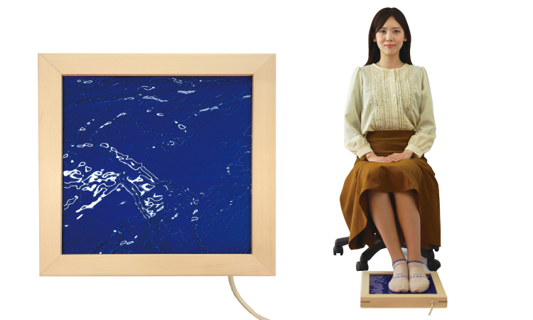 <div class='lum-box'><h4 class='fontColor_blue lum-font-size'>足岩盤　MEGUMI藍</h4></div><div class='lum-font-cnt'>玉川温泉の｢湯の花パウダー｣と｢遠赤外線パウダー｣を陶板に練り込みました。足をのせるだけで、じんわりと温かさが広がり、足湯のような心地よさを感じられます。冷えが気になる季節やリラックスタイムに、手軽に温活を取り入れられる一品です。</div>