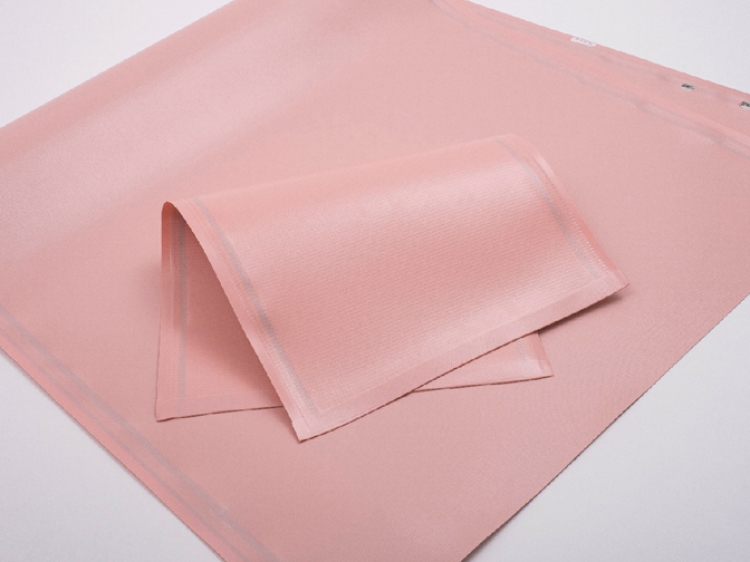 <div class='lum-box'><h4 class='fontColor_blue lum-font-size'>Carboflatex®/カーボフラテックス</h4></div><div class='lum-font-cnt'>特殊なポリエステル糸に導電性のあるカーボン塗料をコーティングし、面状に織り合わせて織布化した当社オリジナルのヒーター素材です。
保温性や安全性、安定性などに優れており、医療/インフラ/健康/農業/畜産分野など幅広い用途への展開を可能にします。</div>