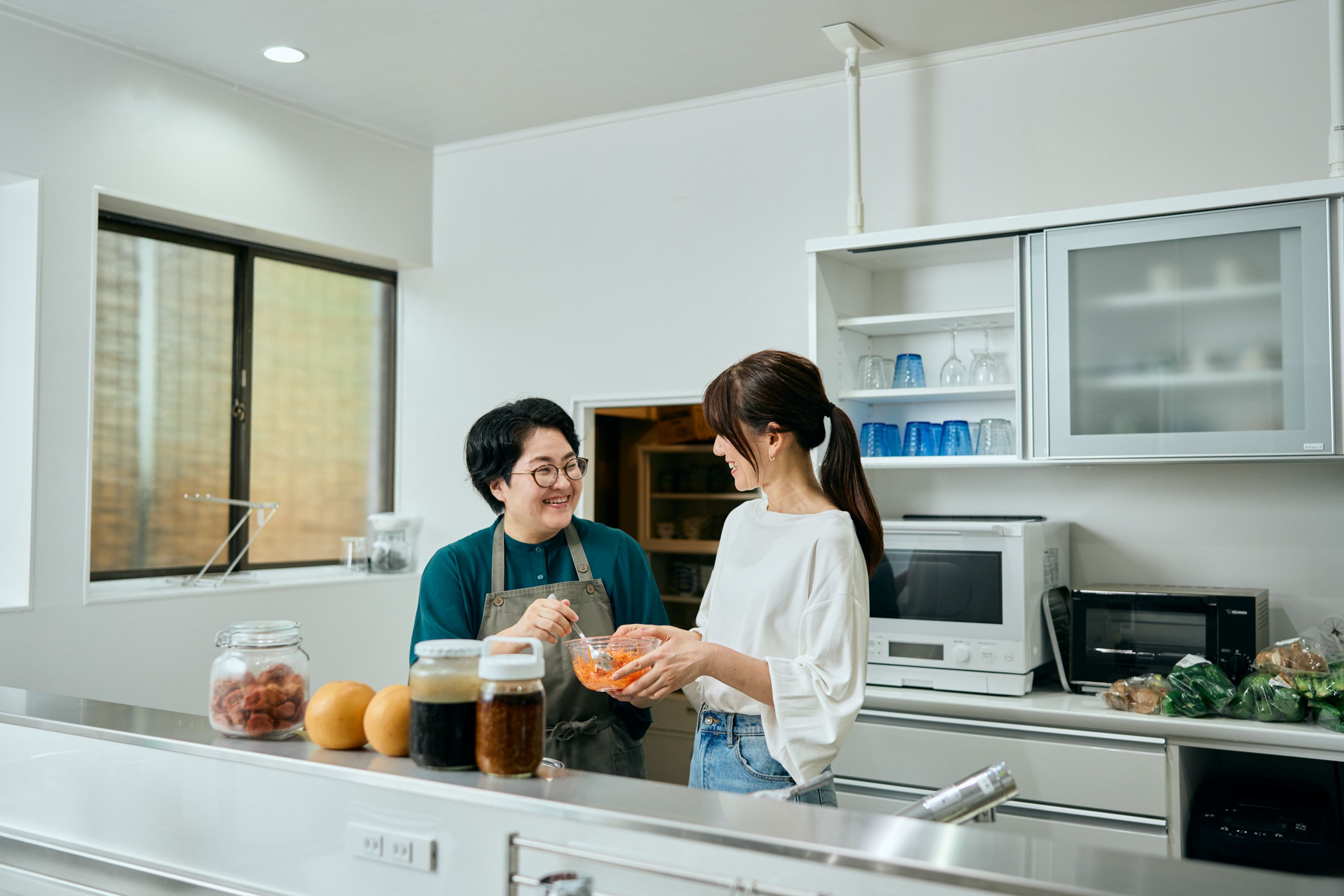 <div class='lum-box'><h4 class='fontColor_blue lum-font-size'>旬を味わう五行養生クッキング</h4></div><div class='lum-font-cnt'>あなたが生まれもった五行に基づき、体調・体質に合わせた季節の食養生と腸活の視点から、内から整うクッキングをサポート。大分の地元食材と発酵調味料を使った旬を味わい腸が喜ぶレシピを提案し、食事準備を一緒に行います。炊事場を囲み、参加者同士の交流にも。ご宿泊者様向けのコンテンツとして宿泊コラボ企画も可能。</div>