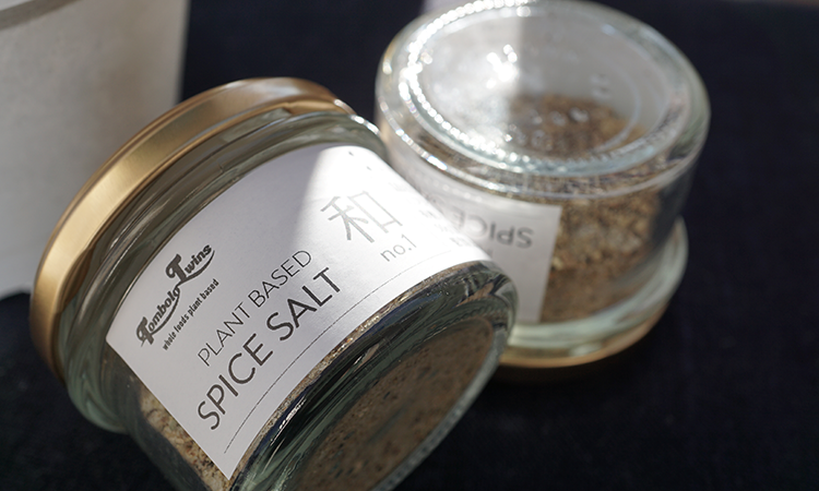 <div class='lum-box'><h4 class='fontColor_blue lum-font-size'>プラントベース調味料②：アーユルヴェーダレメディ・スパイス塩「和 」</h4></div><div class='lum-font-cnt'>ネパール岩塩と和の恩恵を凝縮したブレンド塩。日常の食事を整える一助となります。</div>