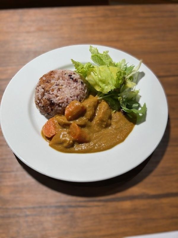 <div class='lum-box'><h4 class='fontColor_blue lum-font-size'>野菜ゴロゴロカレー</h4></div><div class='lum-font-cnt'>新たに新商品として開発した「野菜ゴロゴロカレー」は当レストランにてお客様の声から生まれた商品です。お母さんが作るカレーをイメージしてジャガイモ・ニンジン・レンコンをそのままの形で残し、玉ねぎ・マッシュルームをルウに溶け込ませるまで煮込み、少しスパイシーなルウと野菜の甘みを感じる一品となっています。</div>