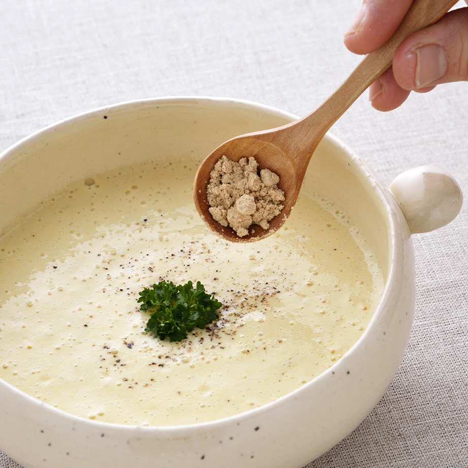 <div class='lum-box'><h4 class='fontColor_blue lum-font-size'>インカグリーン・プロテインスープ（ビーガンスタイル）</h4></div><div class='lum-font-cnt'>サチャインチ由来マイクロパウダー配合、植物性100％ビーガン仕様のインカグリーン・プロテインスープ。動物性不使用とは思えないしっかりとした旨味と、レトルトを温めるだけの手軽さで、毎日の食事のたんぱく質を無理なく底上げする新提案。</div>