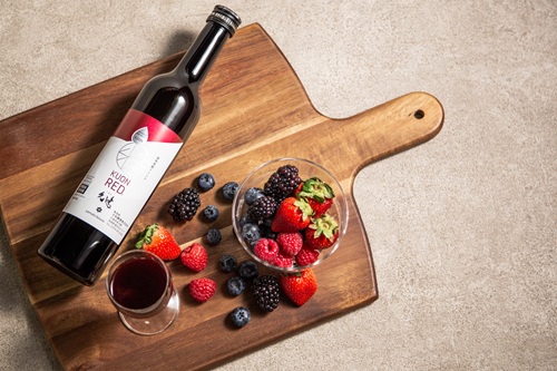 <div class='lum-box'><h4 class='fontColor_blue lum-font-size'>”日本初”の糖類オフの植物発酵ドリンク「久遠・久遠RED.」</h4></div><div class='lum-font-cnt'>「久遠・久遠RED.」は、日本初の糖類オフの植物発酵ドリンク（酵素ドリンク）です。 国産100％の100種以上の植物原料と糖質（黒糖など）に、麹菌・酵母・乳酸菌などの有用微生物を加え発酵させた植物発酵ドリンクです。防腐剤、香料、着色料を使用しておらず安心してお召し上がりいただけます。</div>