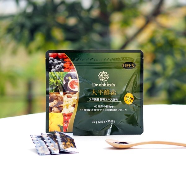 <div class='lum-box'><h4 class='fontColor_blue lum-font-size'>大平酵素</h4></div><div class='lum-font-cnt'>野菜・果物・きのこ類・海藻類などの植物原料を12種類の善玉菌で3年間醗酵させた植物醗酵エキスにオリゴ糖を配合し、食べやすくしました。
植物醗酵エキス特有の深みのある味わいとオリゴ糖の甘味によりお子様でも食べやすくなっております。</div>