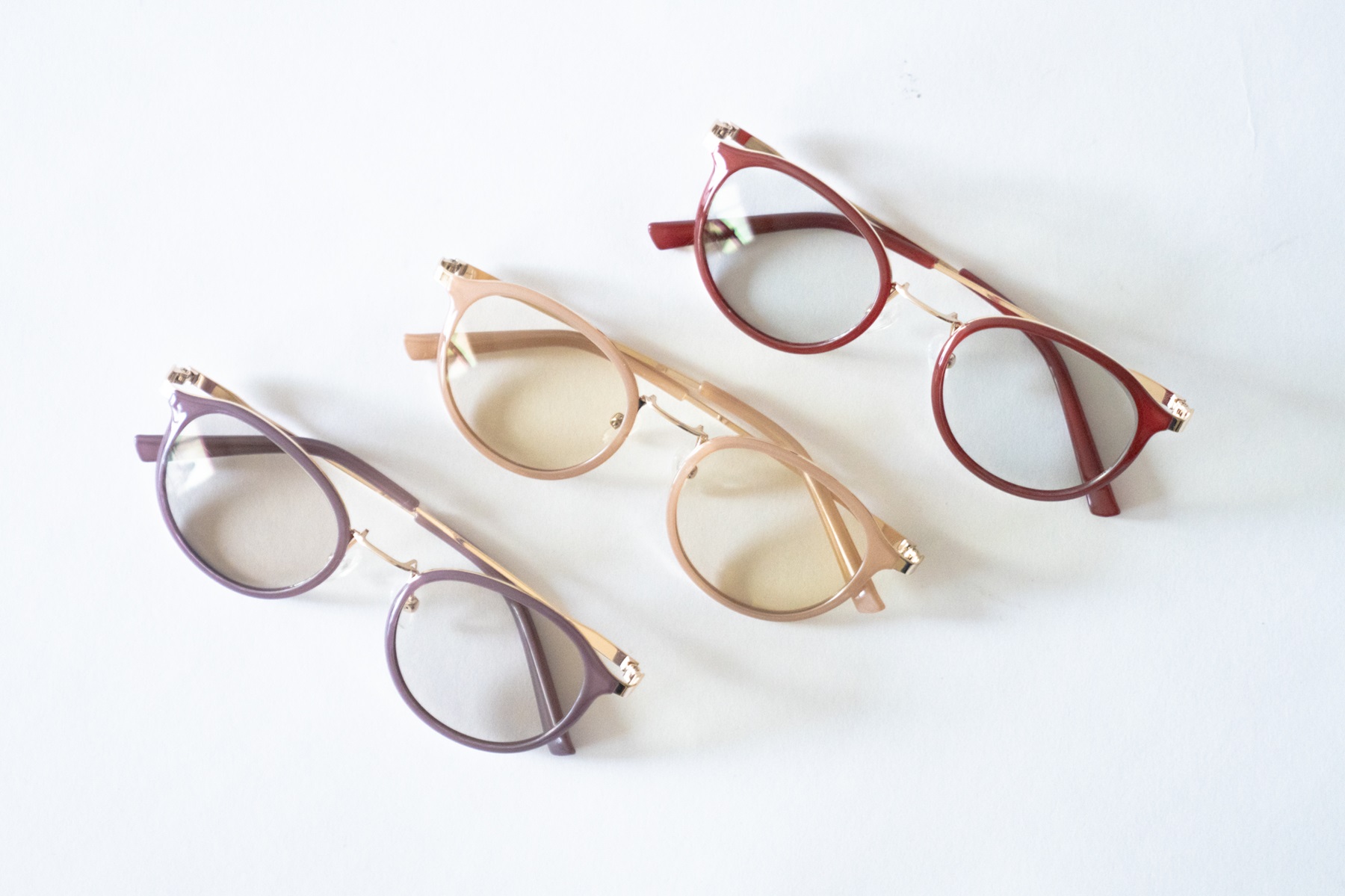 <div class='lum-box'><h4 class='fontColor_blue lum-font-size'>「ウルトラガードコスメ」 まるでメイクをするように、かけるだけで印象UP</h4></div><div class='lum-font-cnt'>フレーム＆レンズカラーでメイクアップ効果を狙ったサングラス。透明感アップ、目元のクマを一掃、気になるシミにアプローチと、3種類。テカリを抑え目元をスッキリ見せるので写真撮影やリモート会議での映えもバッチリ。さらに目と目元に影響の大きい、紫外線カット・青色光（HEV）94％カット・近赤外線45％カット</div>