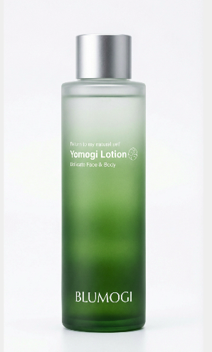 <div class='lum-box'><h4 class='fontColor_blue lum-font-size'>BLUE YOMOGI LOTION</h4></div><div class='lum-font-cnt'>ハーブ蒸留器でゆっくり抽出したよもぎ葉蒸留水(アロマ)です。よもぎは、抗菌・消炎作用に優れ、古くから薬草として肌トラブルに利用されてきました。あせも、湿疹、ニキビといった肌トラブルをもつ敏感肌の方にもオススメです。</div>