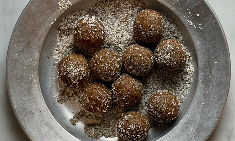 <div class='lum-box'><h4 class='fontColor_blue lum-font-size'>アーユルヴェーダレメディ：エナジー TRIPHALA & TULSI</h4></div><div class='lum-font-cnt'>アーユルヴェーダで浄化と回復のために古来より使われてきたハーブを配合。単なるおやつを超えた栄養補給として、ファスティング、トレーニング、またはストレス下でのケアに最適です。</div>