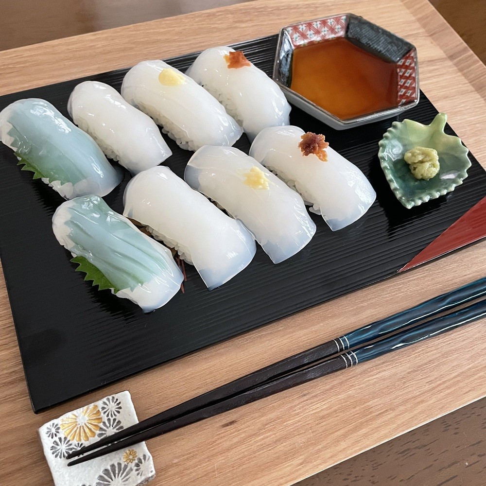 <div class='lum-box'><h4 class='fontColor_blue lum-font-size'>かるなぁ ココアップ海鮮</h4></div><div class='lum-font-cnt'>ナタデココを主原料としたイカのお刺身風の商品。

イカのお刺身のような独特の歯ごたえと風味を楽しめます。

 

そのままお刺身として食べてもよし、握った酢飯にのせてお寿司にしてもよし！

海鮮風サラダにしたり、さっぱりと和え物にしても美味しく召し上がれます！</div>