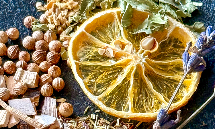 <div class='lum-box'><h4 class='fontColor_blue lum-font-size'>オリジナルブレンドハーブティー</h4></div><div class='lum-font-cnt'>植物療法の知恵が詰まった、日常を整えるためのブレンド。国産ハーブ（有機栽培・小田原産原料）100%使用の贅沢なブレンドを含む、多彩なラインナップです。西洋、アーユルヴェーダ、日本の薬草全てを利用してあなたの心身を整えます。</div>